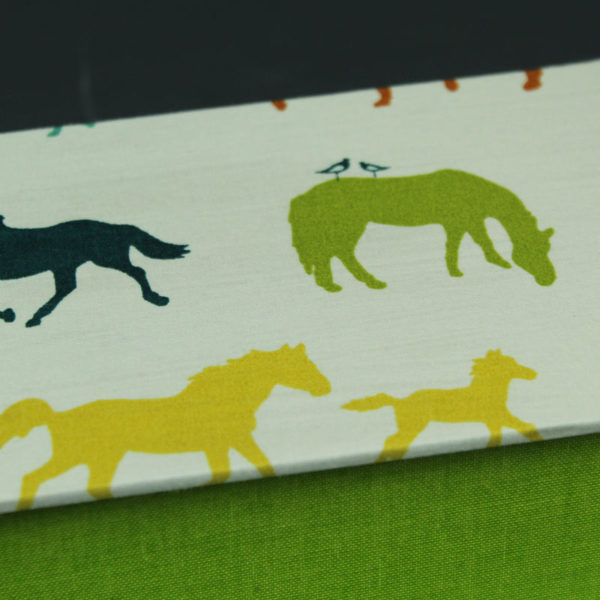 Grün gelbes Stiftekästchen mit Pferden