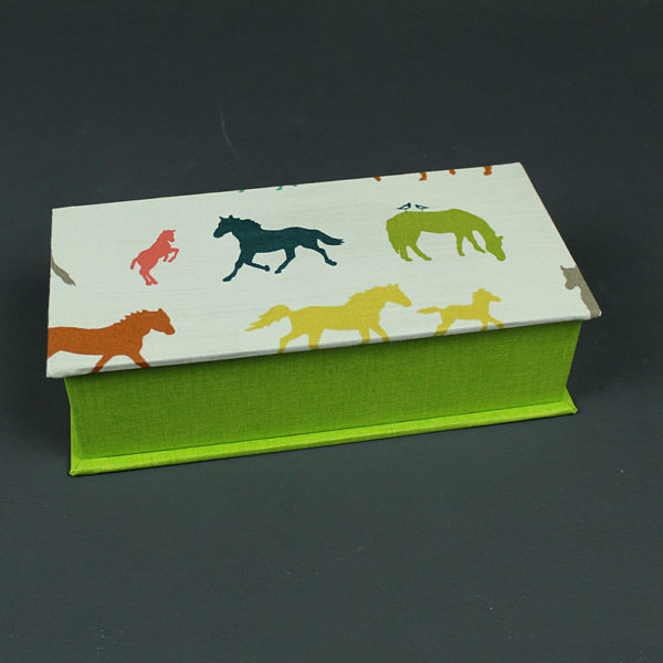 Grün bunt gemustertes Stiftekästchen mit kleinen Pferden