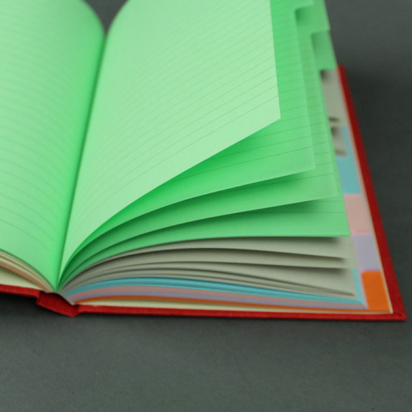 Notizbuch DIN A5 mit bunten linierten Registerseiten
