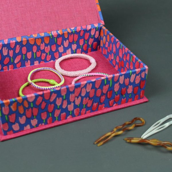 Kleines blau pink gemustertes Schmuckkästchen