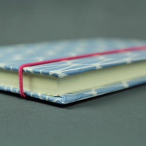 Grau blaues Notizbuch mit Gummikordelverschluss