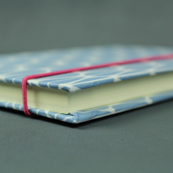 Grau blaues Notizbuch mit Gummikordelverschluss