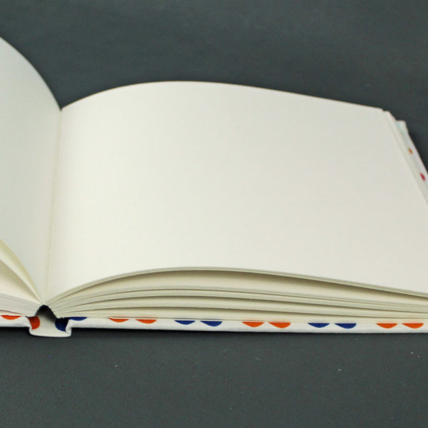Poesiealbum blanko mit bunten Herzen bedruckt