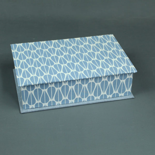 Kleines mit einem blau grauen Stoff bezogenes Schreibtisch Kästchen