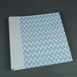 Quadratisches großes grau blau weißes Fotoalbum