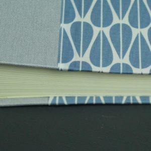 Mit Stoff bezogenes grau blau weißes Fotoalbum