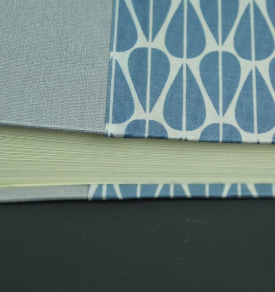 Mit Stoff bezogenes grau blau weißes Fotoalbum