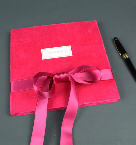 Mit pink Samt bezogenes Gästebuch