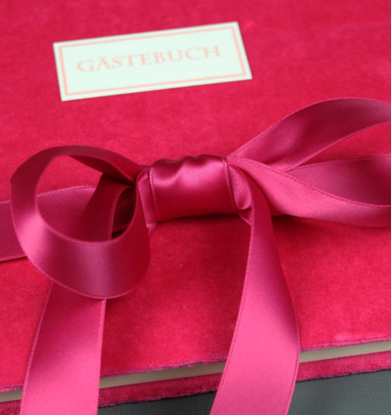 Gästebuch quadratisch pink Samt