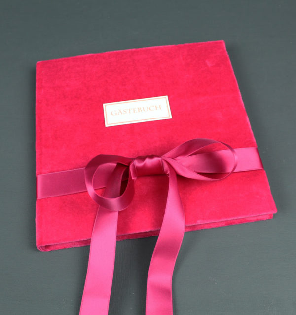 Pink Gästebuch quadratisch in Samt mit großer Schleife