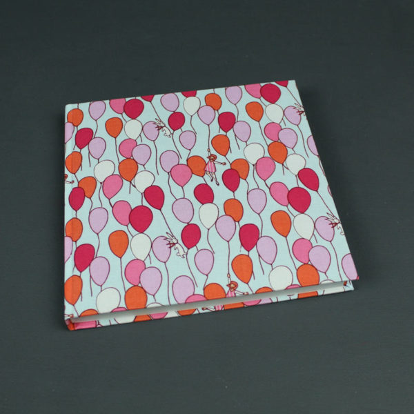 Poesiealbum quadratisch mit Luftballons und Alice im Wunderland