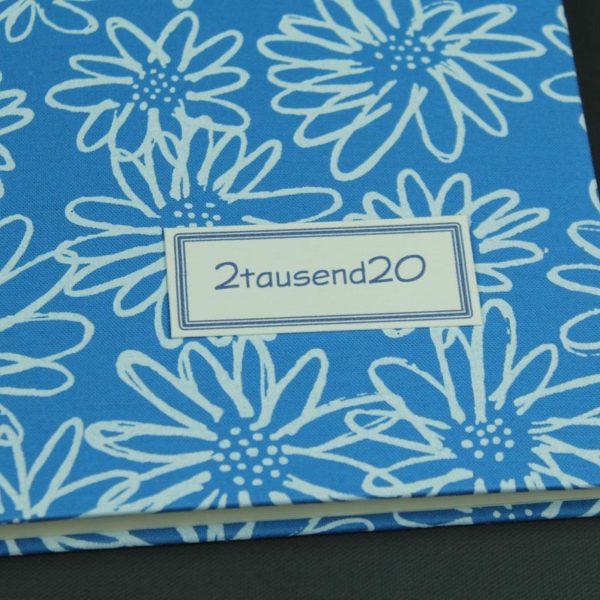 Himmelblau weiß geblümter Wochenplaner 2020