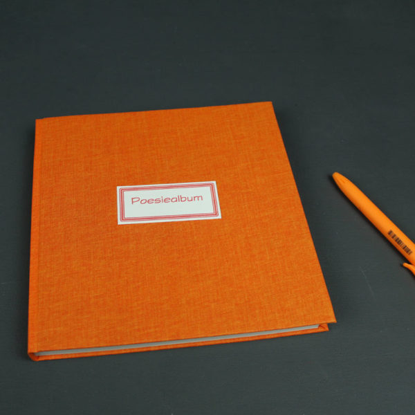 Leuchtend orange bezogenes Poesiealbum