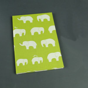 Babytagebuch leuchtend grün mit cremefarbenen Elefanten