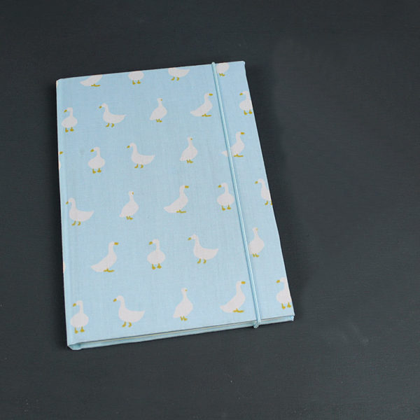 Babytagebuch DIN A5 hellblau mit weißen Gänsen