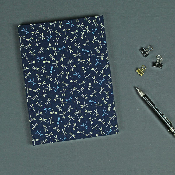 Internationaler Kalender mit einem blauen japanischen Stoff