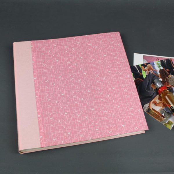 Quadratisches Kinderfotoalbum mit rosa weißem Hähnchenstoff