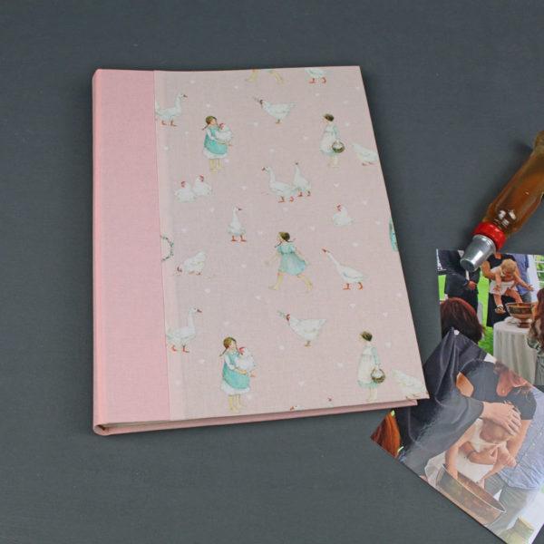 Rosa weißes Babyfotoalbum mit Gänseliesel