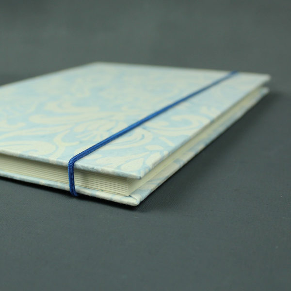 Mehrsprachiger Kalender hellblau weiß batik Look