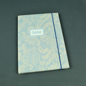 Internationaler Kalender hellblau weiß Batik Look