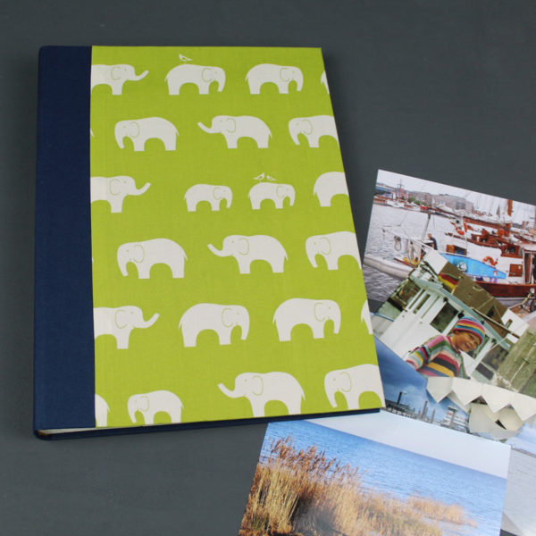 Blau grünes Kinderfotoalbum mit Elefanten