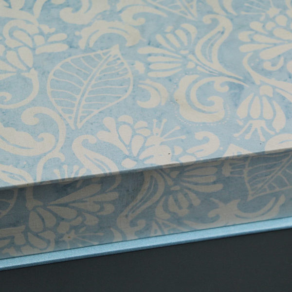 Hellblau weißer Kasten im 70er Batik Look
