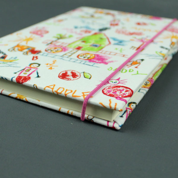 Babytagebuch weiß mit bunten Kindermotiven bedruckt
