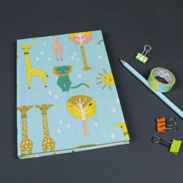 Grünes Babytagebuch grün mit Löwe und Giraffe