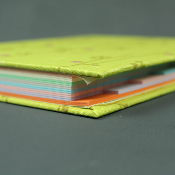 Senfgelb pink gemustertes Notizbuch mit bunten Registerseiten