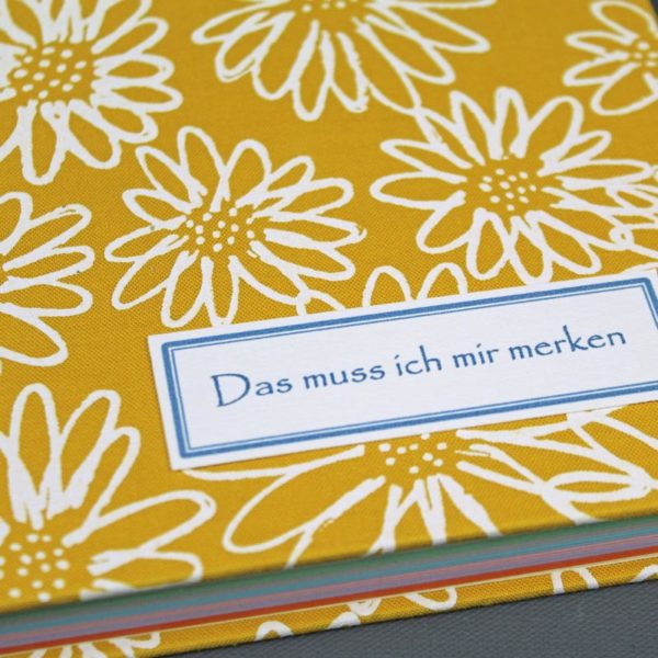 Notizbuch mit bunten Registerseiten in gelb weiß