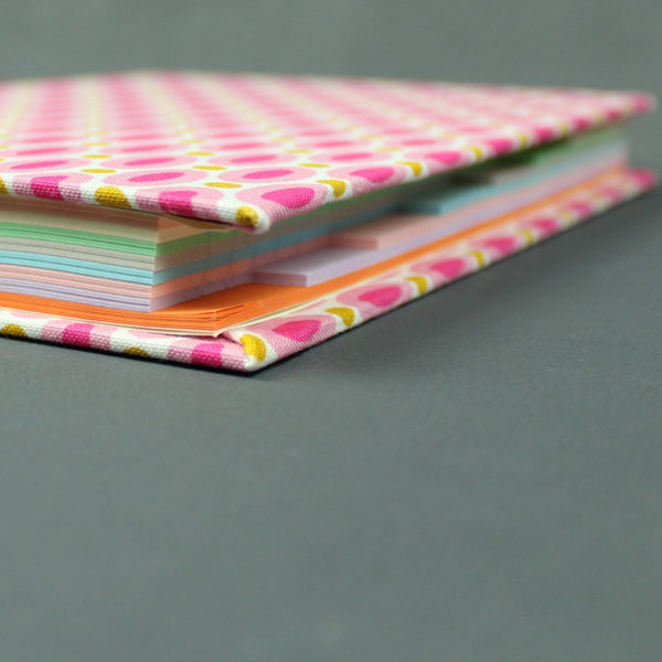 Notizbuch mit bunten Registerseiten in pink rosa creme