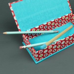 Fröhliches Stiftekästchen mit kunterbunten Sternen