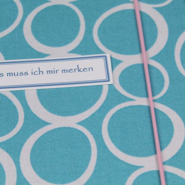 Zart türkis weißes Notizbuch mit bunten Registerseiten