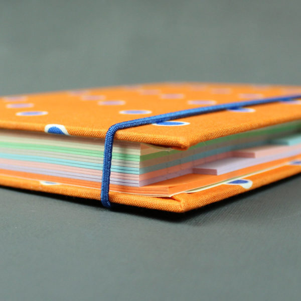 Orange blaues Notizbuch mit bunten Registerseiten