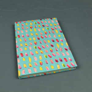 Tagebuch mit grün pink buntem Stoff bezogen