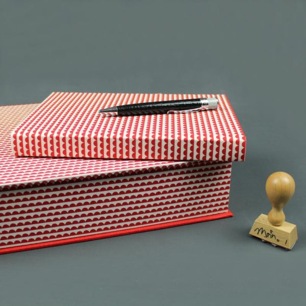 Rot weißer Schreibtischkasten mit passendem ewigem Kalender