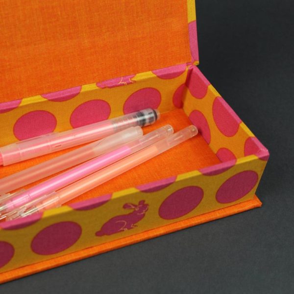 Orange pink gepunktete Stifteschachtel