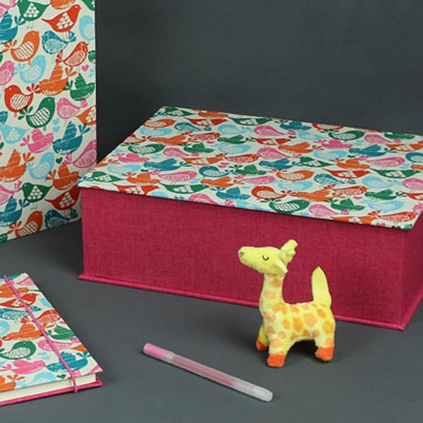 Baby Erinnerungsbox Pink mit bunten Vögeln