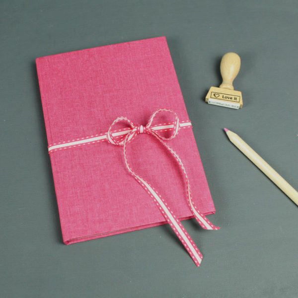 Bullet Journal pink mit Rosenmuster im Inneren
