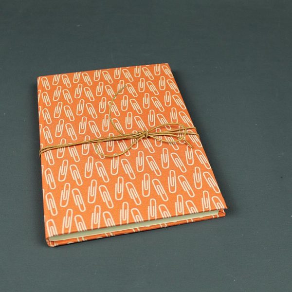 Notizbuch DIN A5 orange mit aufgedruckten Büroklammern