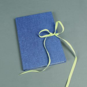 Tagebuch blau mit Schleifenband und gemustertem Vorsatzpapier