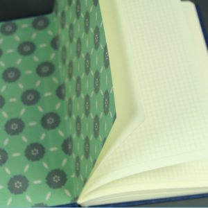 Blaues Notizbuch DIN A5 mit grün blau gemustertem Vorsatzpapier