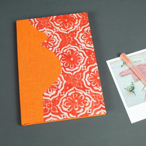 Orange gemustertes Schwangerschaftstagebuch im Batiklook