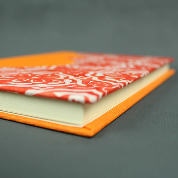 Orange creme Schwangerschaftstagebuch im Batiklook