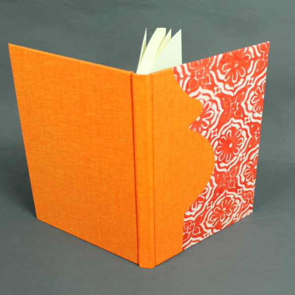 Schwangerschaftstagebuch im orange Batiklook