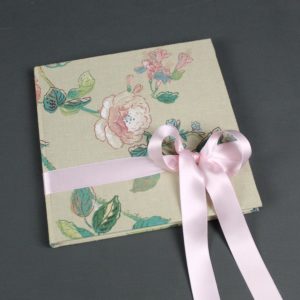 Gästebuch Hochzeit mit Rosendruck und Schleife