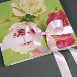 Gästebuch Hochzeit leuchtend grün mit großen Rosen