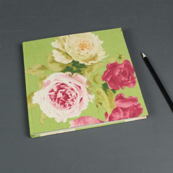 Gästebuch Hochzeit leuchtend grün mit Rosendruck