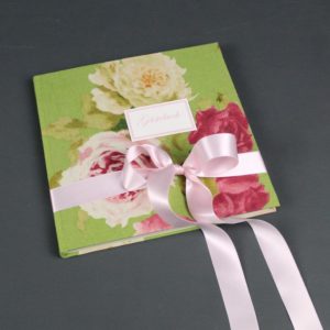 Quadratisches hellgrünes Gästebuch mit pink Rosendruck