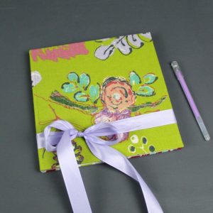 Leinen bezogenes grünes Hochzeitsgästebuch mit flieder pink Blüten